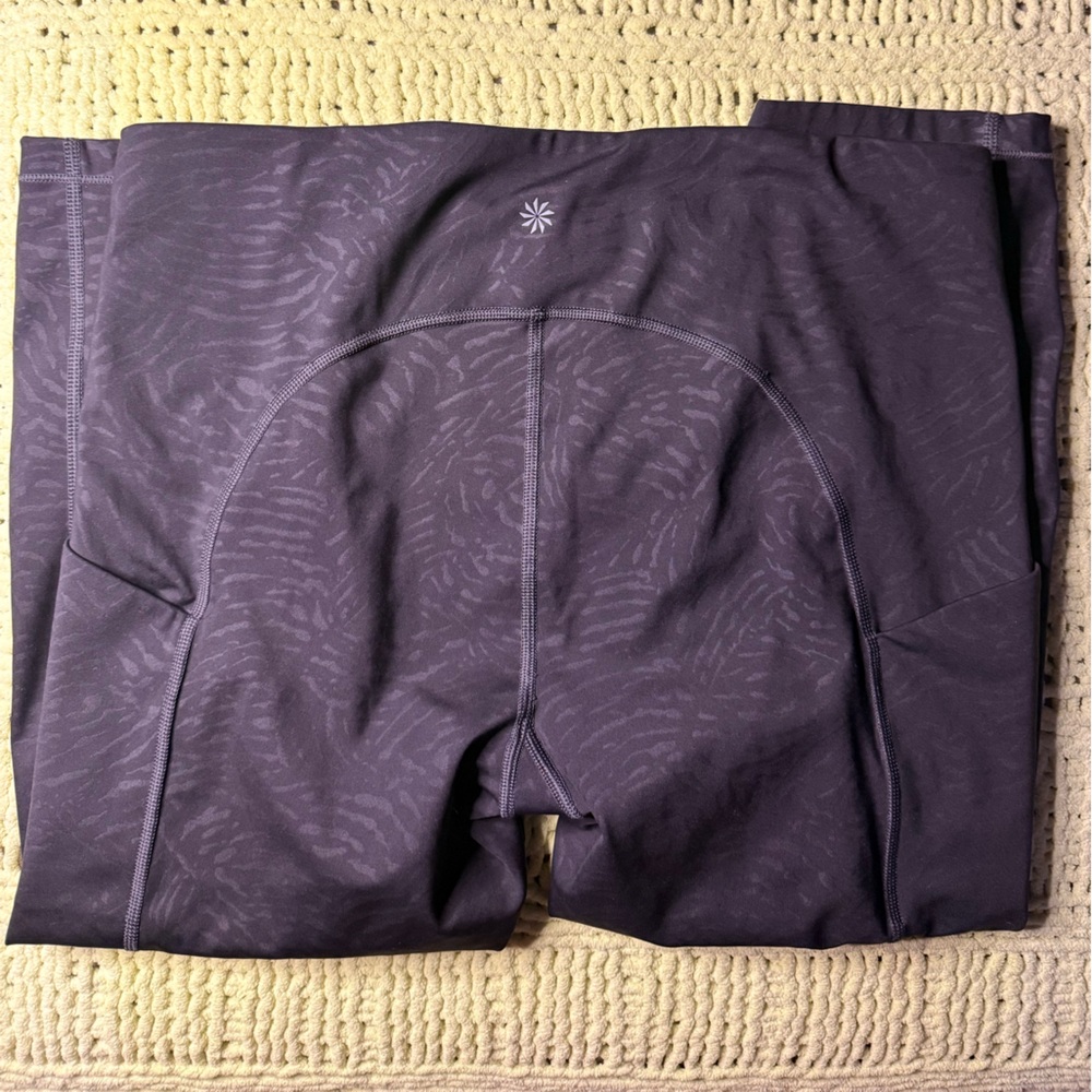 Athleta ultimate stash pocket embossed capri size large 🖤🖤🖤